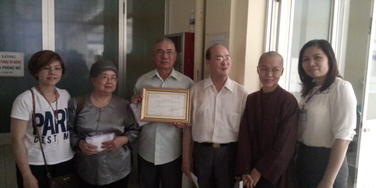 Hội Phật Giáo Âu Châu ủng hộ tiền cho bệnh nhân nghèo đục thủy tinh thể