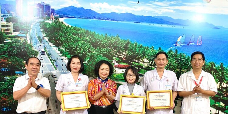 Chúc mừng thành tích cứu sống bệnh nhân