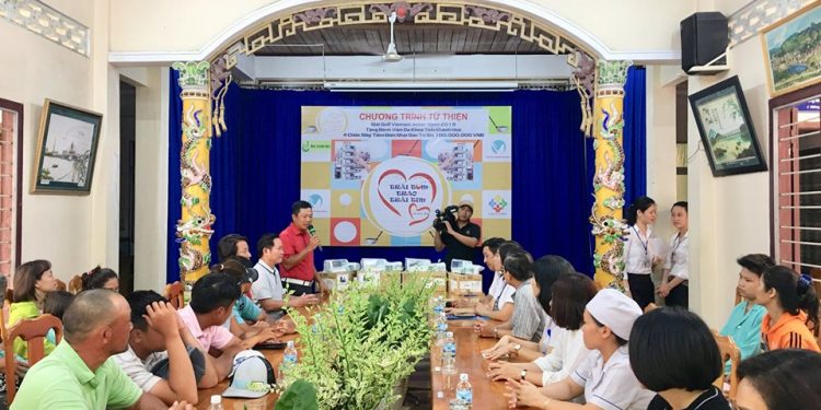 Trao tặng máy bơm tiêm điện