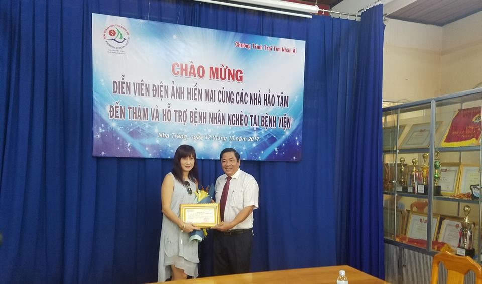 Trong hình ảnh có thể có: 2 người, mọi người đang cười, mọi người đang đứng và văn bản