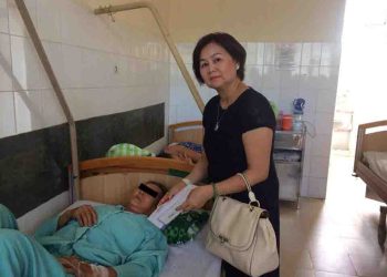 Đài phát thanh truyền hình Khánh Hòa tặng quà cho bệnh nhân