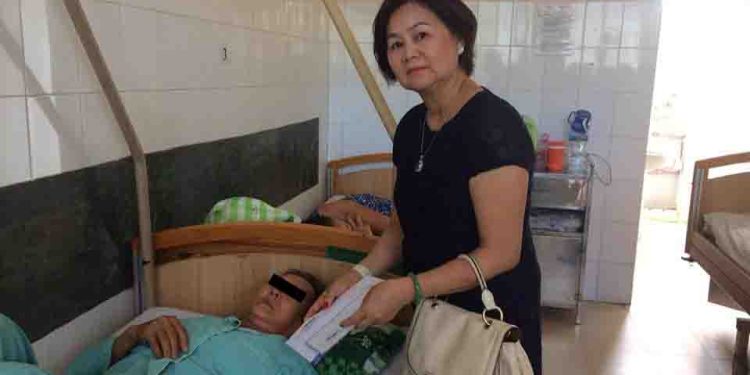 Đài phát thanh truyền hình Khánh Hòa tặng quà cho bệnh nhân