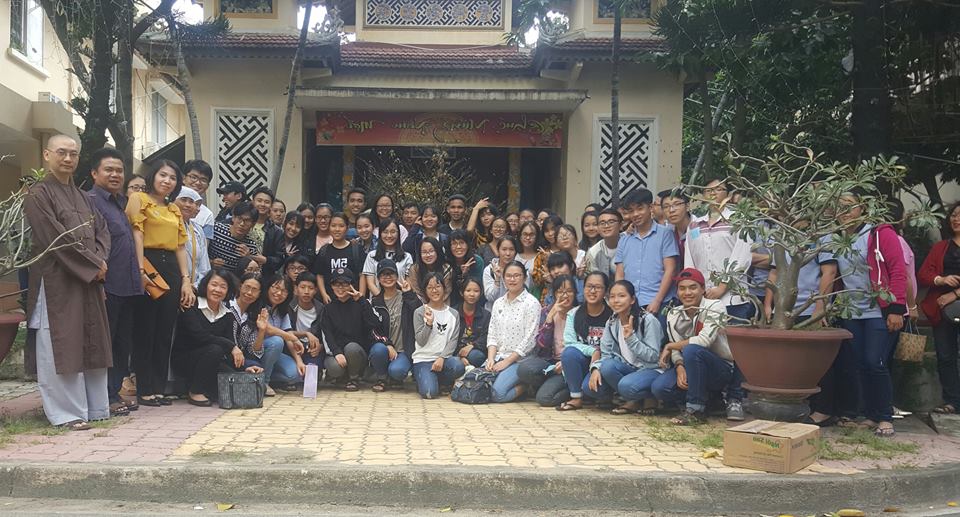 Description: Trong hình ảnh có thể có: 10 người, mọi người &dstrok;ang &dstrok;ứng và ngoài trời