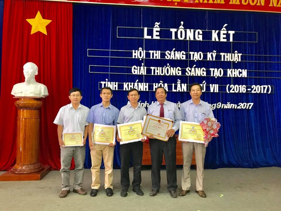 Trong hình ảnh có thể có: 6 người, mọi người đang đứng