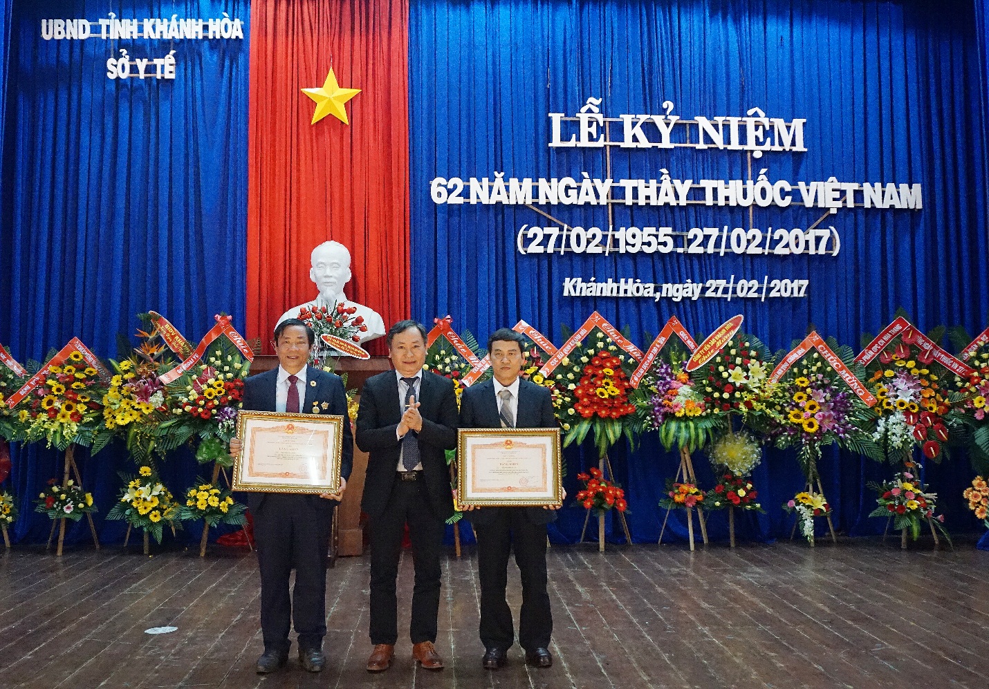 Description: D:\CÔNG TÁC\hình bệnh viện\A. lễ kỷ niệm 62 năm ngày Thầy thuốc Việt Nam 27.2.2017\DSC05072 2.jpg