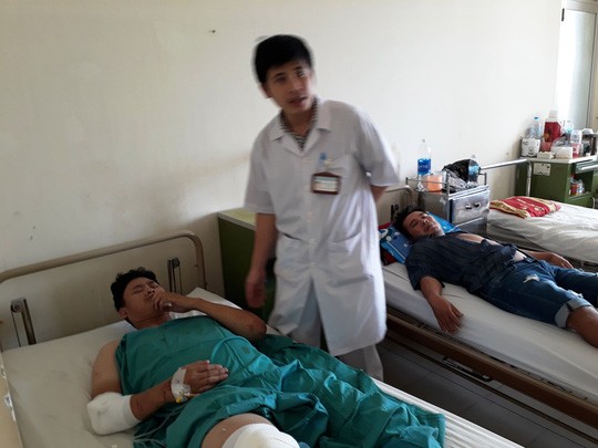 Lật xe gây tai nạn liên hoàn, 11 hành khách bị thương nặng - Ảnh 2.
