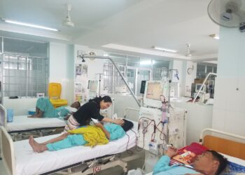 Bác sĩ Nguyễn Thị Thanh Tâm – Cán bộ hưu của Bệnh viện Đa khoa tỉnh Khánh Hòa tặng quà cho bệnh nhân