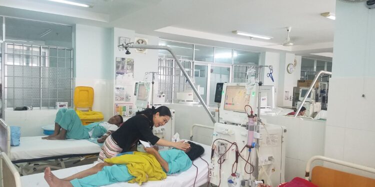 Bác sĩ Nguyễn Thị Thanh Tâm – Cán bộ hưu của Bệnh viện Đa khoa tỉnh Khánh Hòa tặng quà cho bệnh nhân