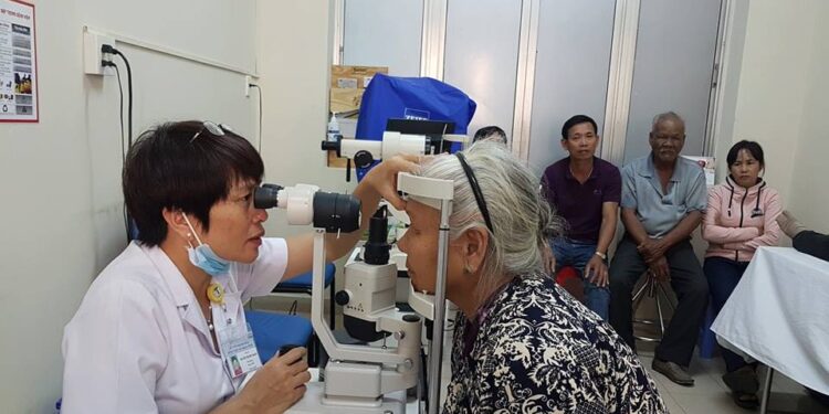 125 người dân nghèo được mổ mắt miễn phí