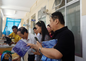 Hội Bảo trợ người tàn tật, trẻ em mồ côi và bệnh nhân nghèo tỉnh Khánh Hòa tặng quà cho bệnh nhân