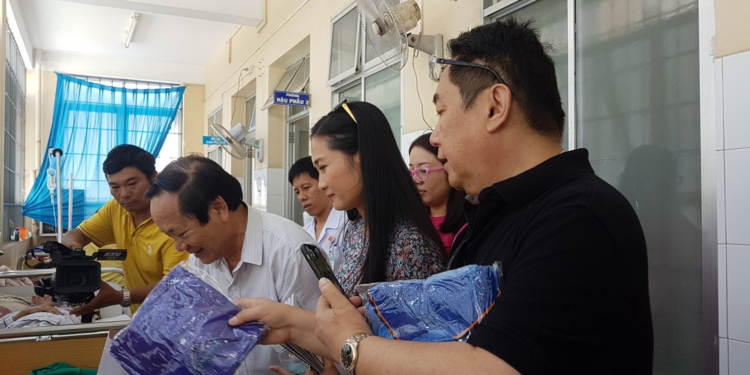 Hội Bảo trợ người tàn tật, trẻ em mồ côi và bệnh nhân nghèo tỉnh Khánh Hòa tặng quà cho bệnh nhân