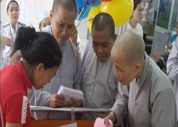Ban Từ thiện xã hội Phật giáo Khánh Hòa tặng quà cho bệnh nhân