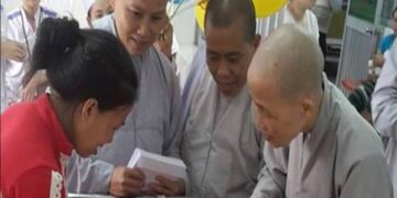 Ban Từ thiện xã hội Phật giáo Khánh Hòa tặng quà cho bệnh nhân
