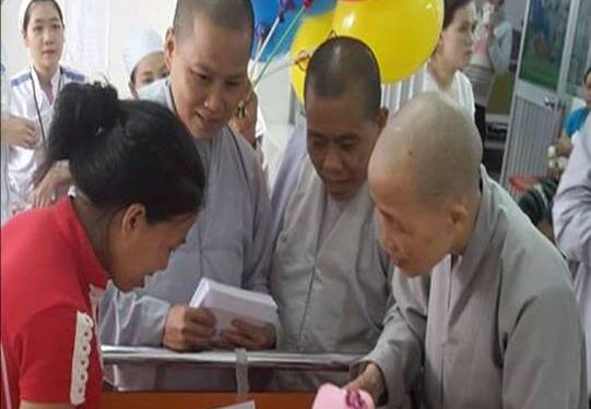 Ban Từ thiện xã hội Phật giáo Khánh Hòa tặng quà cho bệnh nhân