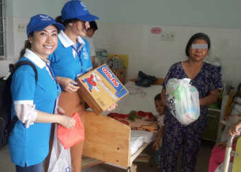 Công ty Cổ phần Plasma Khang Việt tặng quà cho bệnh nhân