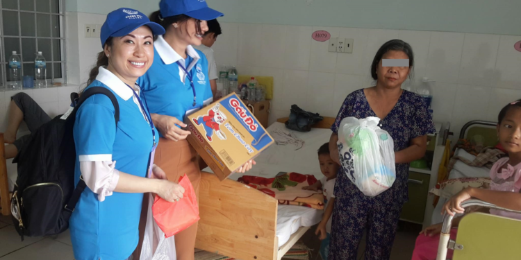 Công ty Cổ phần Plasma Khang Việt tặng quà cho bệnh nhân