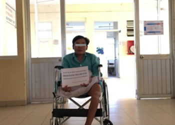 Tặng xe lăn cho bệnh nhân khuyết tật