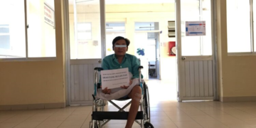 Tặng xe lăn cho bệnh nhân khuyết tật