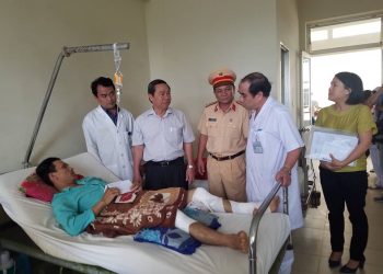 Ban An toàn giao thông Khánh Hòa tặng quà cho bệnh nhân