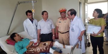 Ban An toàn giao thông Khánh Hòa tặng quà cho bệnh nhân
