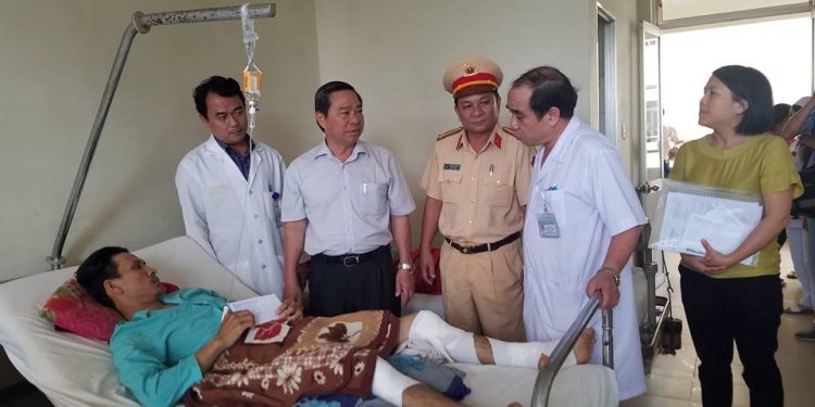 Ban An toàn giao thông Khánh Hòa tặng quà cho bệnh nhân