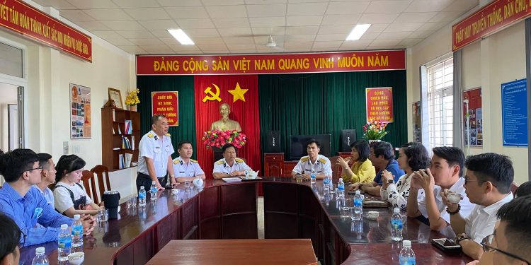 Bóng đá giao lưu với Chiến sĩ vùng 4 Hải quân