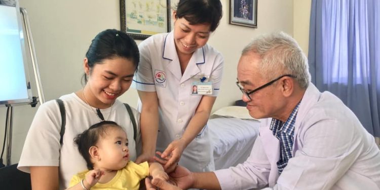 BSCKII. Phan Văn Tiếp chuyển giao kỹ thuật phẫu thuật chỉnh hình nhi