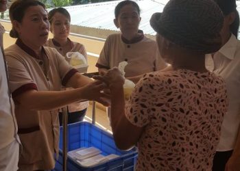 Bà Trần Thị Nhung – Chủ nhà hàng Thiên Thành tặng 300 suất cơm từ thiện cho bệnh nhân nghèo