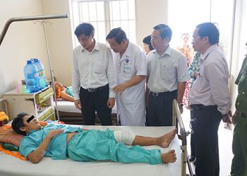 Ban An toàn giao thông Khánh Hòa, Sở Y tế Khánh Hòa tặng quà cho bệnh nhân
