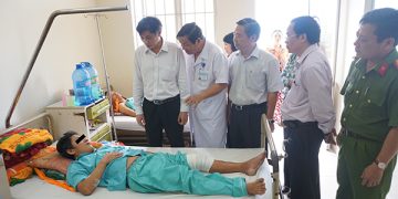 Ban An toàn giao thông Khánh Hòa, Sở Y tế Khánh Hòa tặng quà cho bệnh nhân