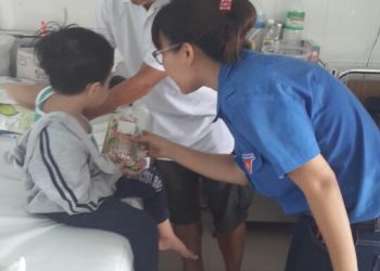 Ban Thường vụ đoàn phường Lộc Thọ tặng quà cho bệnh nhân