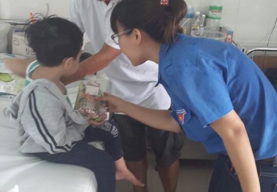 Ban Thường vụ đoàn phường Lộc Thọ tặng quà cho bệnh nhân