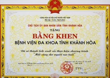 Bệnh viện Đa khoa tỉnh Khánh Hòa được trao tặng bằng khen của Ủy ban Nhân dân tỉnh Khánh Hòa trong công tác thực hiện chương trình “Mắt sáng cho người cao tuổi”