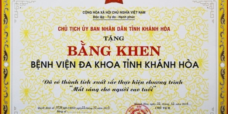 Bệnh viện Đa khoa tỉnh Khánh Hòa được trao tặng bằng khen của Ủy ban Nhân dân tỉnh Khánh Hòa trong công tác thực hiện chương trình “Mắt sáng cho người cao tuổi”