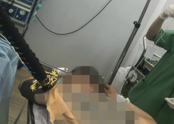 Cấp cứu nạn nhân bị kiếm đâm sâu vùng thắt lưng