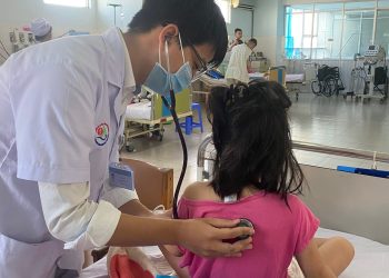 Cứu sống bé 5 tuổi đuối nước hồ bơi