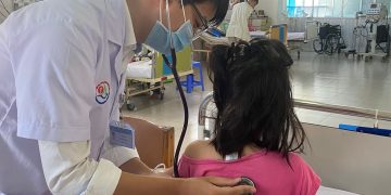 Cứu sống bé 5 tuổi đuối nước hồ bơi