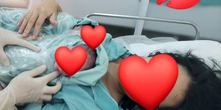 Cứu sống song thai 24 tuần dọa sinh non