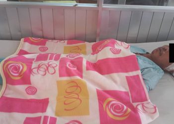 Cán bộ y tế Bệnh viện Đa khoa tỉnh Khánh Hòa ủng hộ tiền cho bệnh nhân