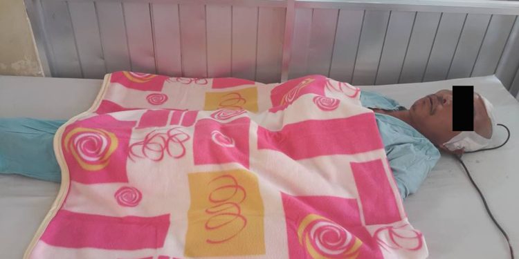 Cán bộ y tế Bệnh viện Đa khoa tỉnh Khánh Hòa ủng hộ tiền cho bệnh nhân