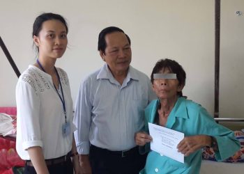 Chủ quán Cafe Hạt và Hội Bảo trợ bệnh nhân nghèo và trẻ em khuyết tật tỉnh Khánh Hoà tặng tiền ủng hộ cho bệnh nhân