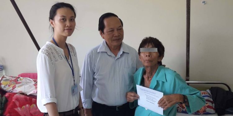 Chủ quán Cafe Hạt và Hội Bảo trợ bệnh nhân nghèo và trẻ em khuyết tật tỉnh Khánh Hoà tặng tiền ủng hộ cho bệnh nhân