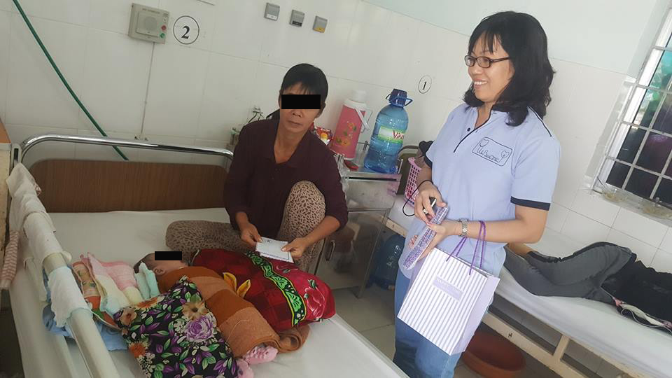 Description: Trong hình ảnh có thể có: 2 người, mọi người &dstrok;ang ngồi và trong nhà