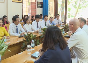 Chuẩn Đô đốc Hải quân Hoa Kỳ làm việc với Bệnh viện Đa khoa Tỉnh Khánh Hòa