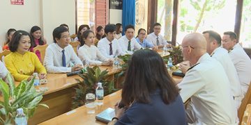 Chuẩn Đô đốc Hải quân Hoa Kỳ làm việc với Bệnh viện Đa khoa Tỉnh Khánh Hòa