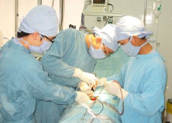 Chuyển giao cho Việt Nam nhiều kỹ thuật mổ cột sống phức tạp