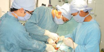Chuyển giao cho Việt Nam nhiều kỹ thuật mổ cột sống phức tạp