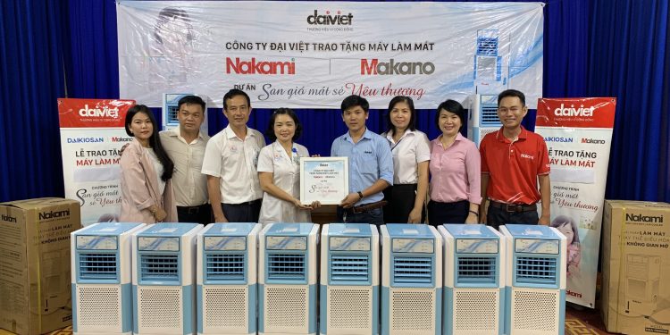 Công ty Cổ phần Cơ điện lạnh Đại Việt trao tặng máy làm mát cho bệnh viện