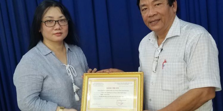 Công ty TC Nail Depot và Công ty Jokel Nail Product tặng quà cho bệnh nhân