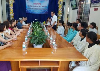 Diễn viên Hiền Mai, Hội Bảo trợ người tàn tật trẻ mồ côi và bệnh nhân nghèo tỉnh Khánh Hòa tặng quà cho bệnh nhân